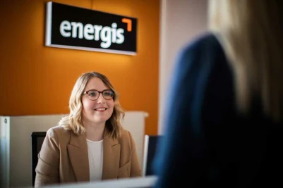 energis Kundenberaterin im Kundencenter begrüßt eine Kundin