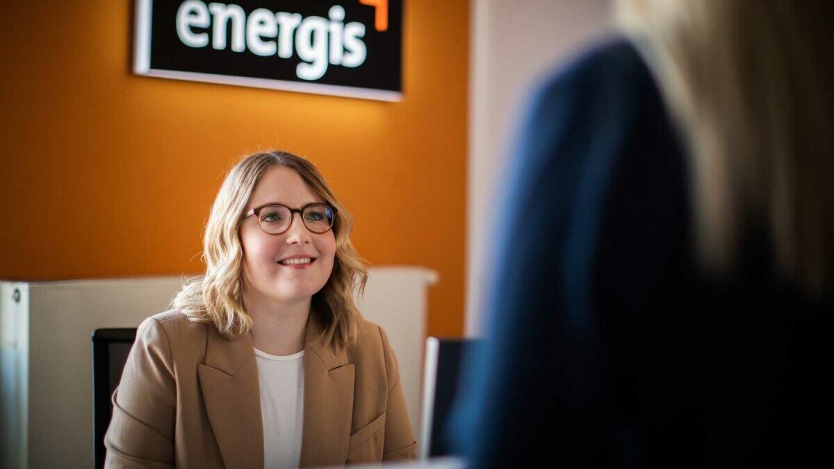 energis Kundenberaterin im Kundencenter begrüßt eine Kundin