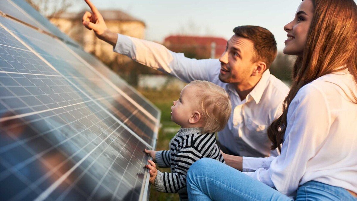 Vater zeigt Kind Photovoltaik